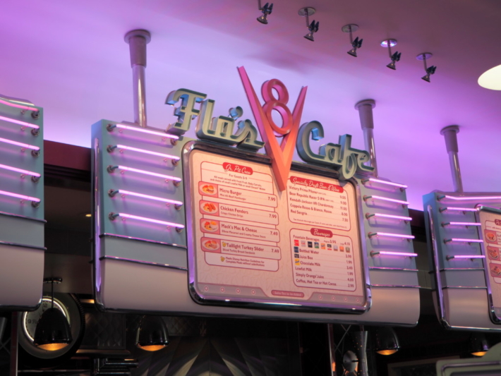 DCA「フローのV8カフェ」徹底紹介！カーズの世界のお食事メニューとは 