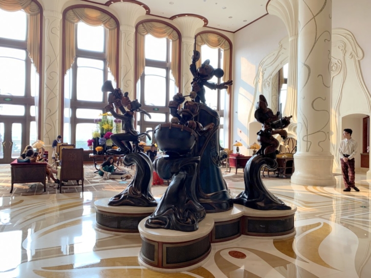 上海ディズニーランド・ホテル ロビーのモニュメント
